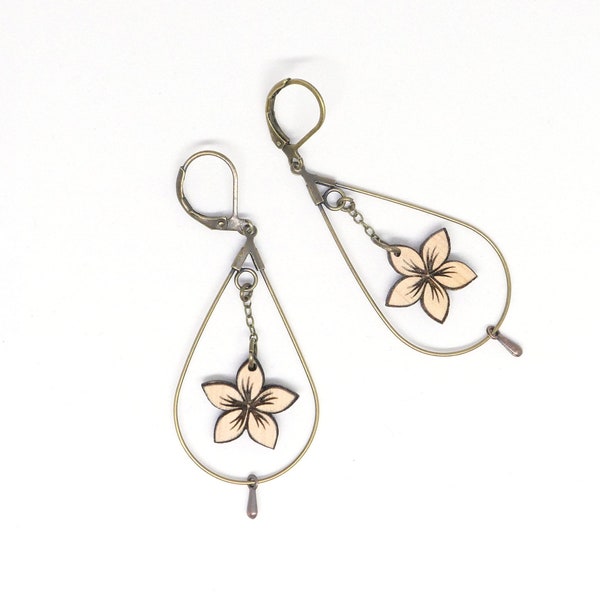 Boucles d'Oreilles pendantes Petite Fleur de frangipanier bois dans petite goutte métal bronze