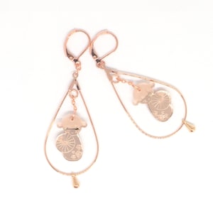 Orecchini pendenti Piccola goccia oro rosa e mini Kokeshi modello Nara