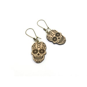 Engraved wooden dangling earrings - Small Calaveras - skulls
