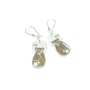 Hanging earrings in silver mirrored plexiglass engraved representing small Kokeshis model Koya