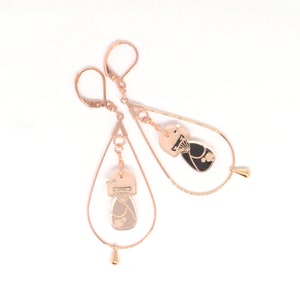 Orecchini pendenti Piccola goccia oro rosa e mini Kokeshis modello Koya