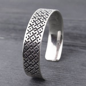 Unisex Manschettenarmband mit lettischen ethnischen Zeichen, Bronzearmband für Frauen, heidnische Zeichen, lettische Runen, Männerarmband, handgefertigter Schmuck.