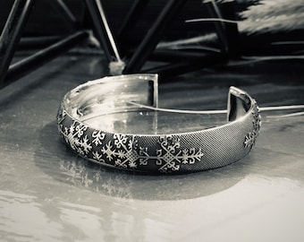 Pulsera de plata de ley con símbolos étnicos letones, joyería pagana.