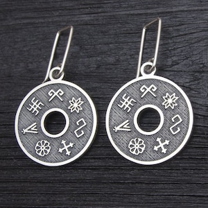 Bronze oder Silber runde Ohrringe, handgemachte Ohrringe, handgemachte Ohrringe mit lettischen ethnischen Zeichen