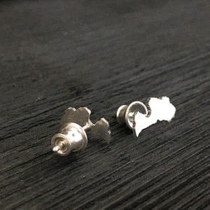 Puces d'oreilles minimalistes, carte muette de la Lettonie, petites puces d'oreilles, boucles d'oreilles en argent pour femmes, bijoux lettons, bijoux minimalistes.