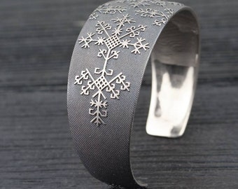 Brazalete de plata de ley, símbolos paganos letones, runas étnicas
