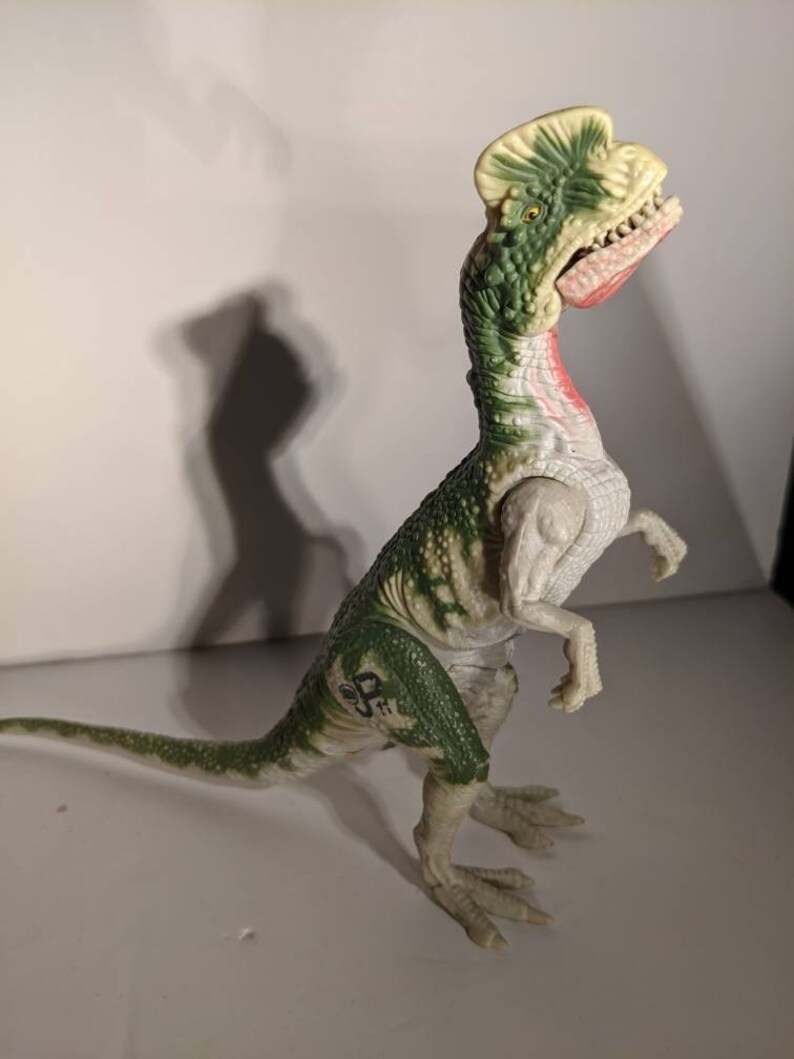 small spitting dinosaur from jurassic park