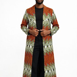 Peut inclure: Un long manteau à motifs géométriques aux tons orange, blanc et vert. Le manteau est porté sur un haut noir et un pantalon noir. Le motif est accrocheur et la coupe est ajustée. C'est une pièce forte.
