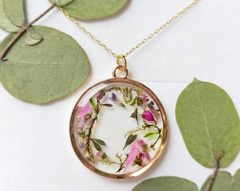 Personalisierte Moos-Resin-Halskette, gepresste Heidekrautblume, Gold gefüllte Kette