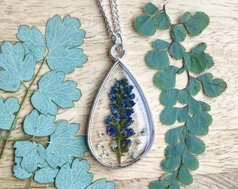 Collar de terrario de lavanda prensada con colgante de lágrima de plata