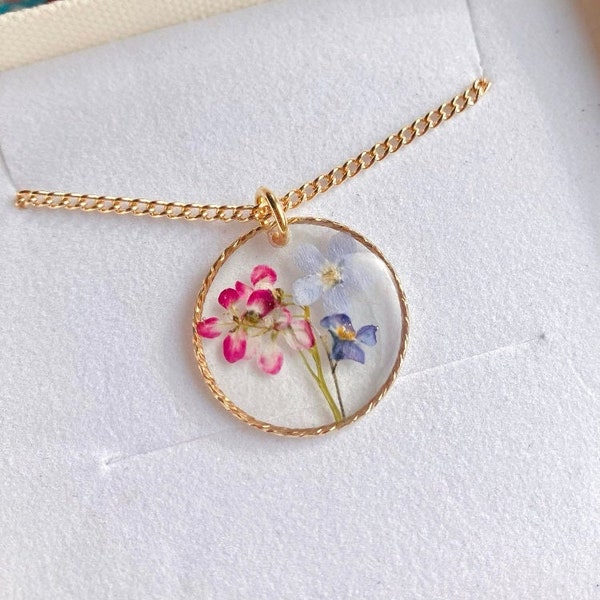 Ne m’oubliez pas et les vraies fleurs d’Alyssum conservées dans un collier circulaire rempli d’or. Sur une chaîne dorée ou plaquée or. cadeau de Noël