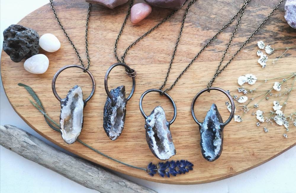 Collier Avec Pendentif Géode D'améthyste Naturelle - Chaîne Argentée 45 Cm - Lithothérapie, Style Mode - Neuf