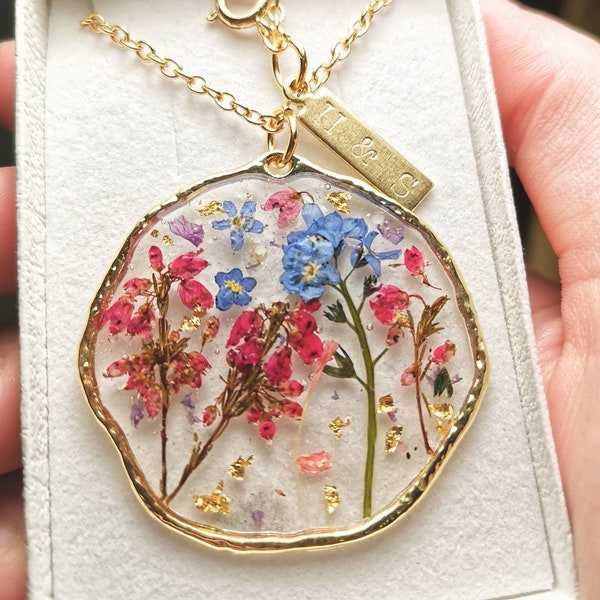 Collier à pendentif botanique terrarium avec fleurs de bruyère du Yorkshire sur une chaîne plaquée or 14 carats ou plaquée or 14 carats. Organique, grand cercle.