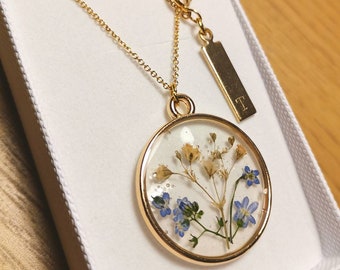 Personalizzato Non ti scordar di me fiore e collana pendente respiro del bambino su placcato oro, catena riempita d'oro 14k. Per i ricordi, il giorno di San Valentino