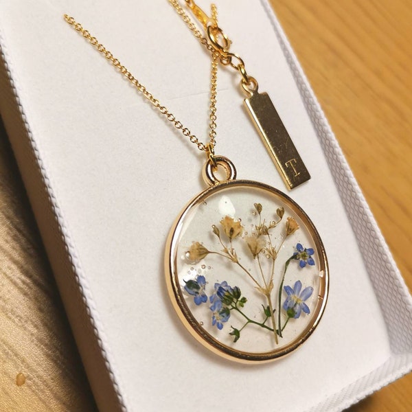 Collier pendentif fleur et gypsophile personnalisé ne m'oublie pas sur une chaîne en plaqué or 14 carats. Pour les souvenirs, la Saint Valentin