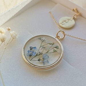 Cadeau de Noël personnalisé - Collier de vraies fleurs - Forget me nots and gypsophila sur plaqué or ou gold filled 14 carats.