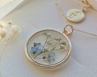 Cadeau de Noël personnalisé - Collier de vraies fleurs - Forget me nots and gypsophila sur plaqué or ou gold filled 14 carats.