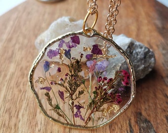 Collana con ciondolo per terrario botanico con fiori di Yorkshire Heather su una catena placcata in oro da 20 pollici o riempita in oro 14k. Cerchio organico e grande.