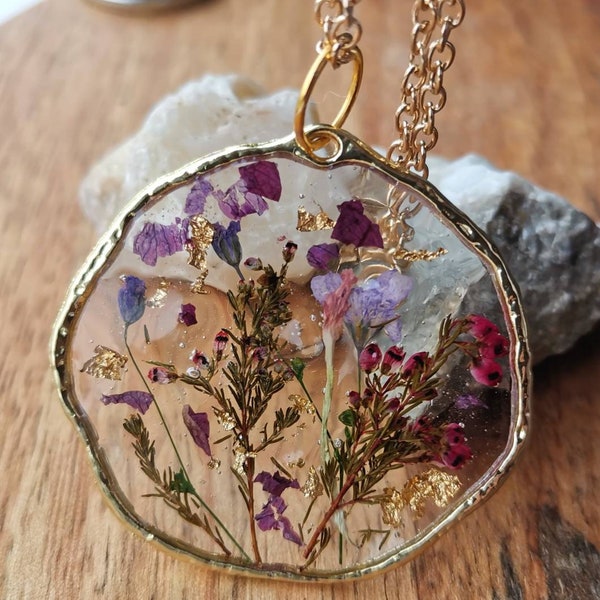 Collier à pendentif botanique terrarium avec fleurs de bruyère du Yorkshire sur une chaîne plaquée or 14 carats ou plaquée or 14 carats. Organique, grand cercle.