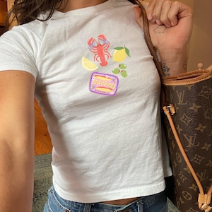 Camiseta de bebé con diseño de pez lata, camiseta coqueta, camiseta de bebé con diseño de álbum de recortes, top corto ajustado, camiseta de verano italiana con mariscos, estética de abuela costera