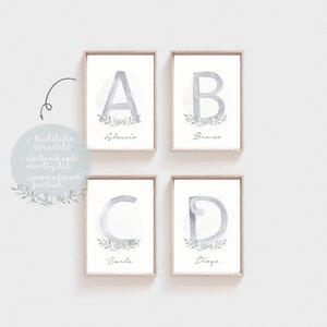 Puede incluir: Cuatro impresiones enmarcadas con ilustraciones de acuarela de las letras A, B, C y D. Cada letra est&aacute; rodeada de una corona de hojas y flores. El nombre Alessio est&aacute; debajo de la letra A, Bruno debajo de la letra B, Carlo debajo de la letra C y Diego debajo de la letra D.