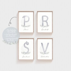 Puede incluir: Cuatro impresiones enmarcadas con ilustraciones de acuarela de las letras P, R, S y V. Cada letra est&aacute; rodeada de una corona de hojas y flores. Las letras son de color gris claro. Los nombres Pari, Rudolf, Soulani y Valentin est&aacute;n escritos debajo de cada letra.