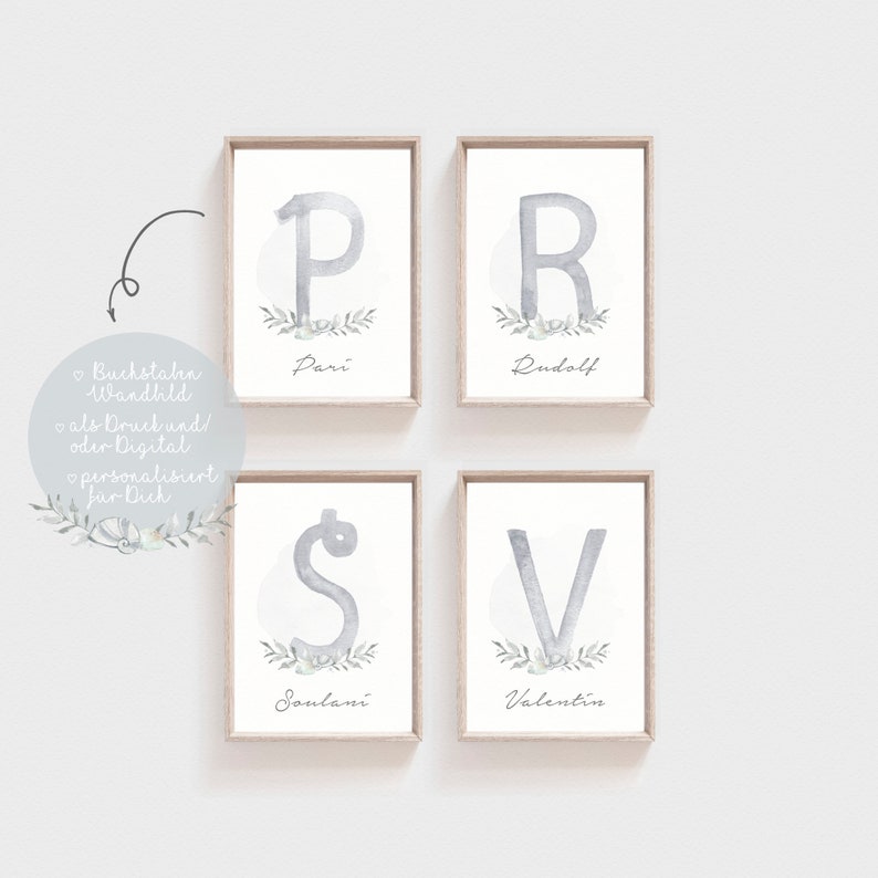 Puede incluir: Cuatro impresiones enmarcadas con ilustraciones de acuarela de las letras P, R, S y V. Cada letra est&aacute; rodeada de una corona de hojas y flores. Las letras son de color gris claro. Los nombres Pari, Rudolf, Soulani y Valentin est&aacute;n escritos debajo de cada letra.