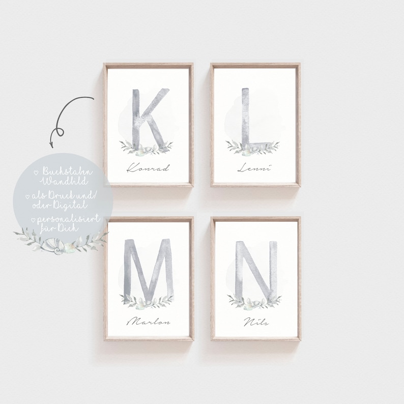 Puede incluir: Cuatro impresiones enmarcadas con ilustraciones de acuarela de las letras K, L, M y N. Cada letra est&aacute; rodeada de un c&iacute;rculo con un dise&ntilde;o floral y un nombre debajo: Konrad, Lenni, Marlon y Nils.