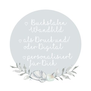 Puede incluir: Un c&iacute;rculo azul claro con texto blanco que dice "♡ Buchstaben Wandbild ♡ als Druck und/ oder Digital ♡ personalisiert f&uuml;r Dich". El c&iacute;rculo est&aacute; rodeado por una corona de hojas grises y una concha blanca.