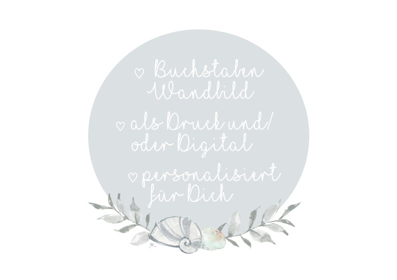 Puede incluir: Un c&iacute;rculo azul claro con texto blanco que dice "♡ Buchstaben Wandbild ♡ als Druck und/ oder Digital ♡ personalisiert f&uuml;r Dich". El c&iacute;rculo est&aacute; rodeado por una corona de hojas grises y una concha blanca.