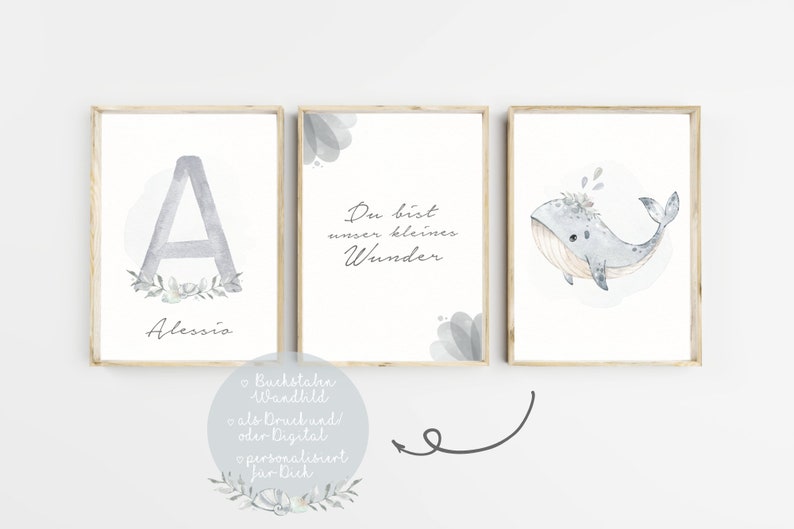 Puede incluir: Tres impresiones de acuarela en tonos azul claro y gris. La primera impresi&oacute;n presenta la letra A con una corona floral y el nombre Alessio. La segunda impresi&oacute;n tiene el texto "Du bist unser kleines Wunder". La tercera impresi&oacute;n muestra una ballena con una corona floral.