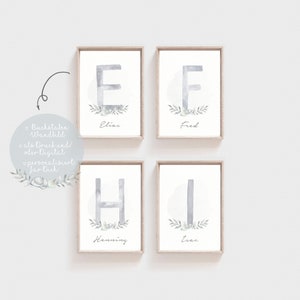 Puede incluir: Cuatro impresiones enmarcadas con ilustraciones de acuarela de las letras E, F, H e I. Cada letra est&aacute; rodeada de una corona de hojas verdes y flores blancas. Los nombres Elias, Fred, Henning e Isac est&aacute;n escritos debajo de cada letra.