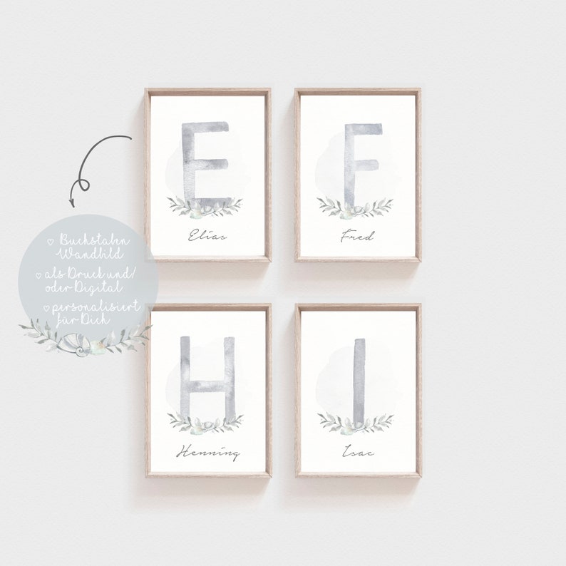 Puede incluir: Cuatro impresiones enmarcadas con ilustraciones de acuarela de las letras E, F, H e I. Cada letra est&aacute; rodeada de una corona de hojas verdes y flores blancas. Los nombres Elias, Fred, Henning e Isac est&aacute;n escritos debajo de cada letra.