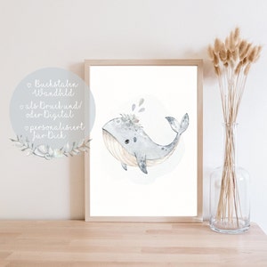 Puede incluir: Una ilustraci&oacute;n acuarela enmarcada de una ballena azul claro con una corona floral, sobre un fondo blanco. La ballena est&aacute; nadando con la boca abierta y tiene una barriga azul claro. El marco es de madera y tiene un acabado marr&oacute;n claro.