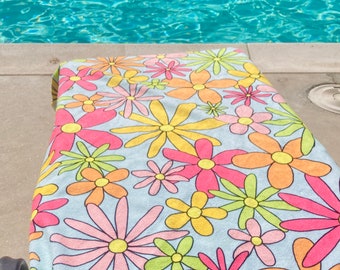 Beach Towel || Retro Daisies