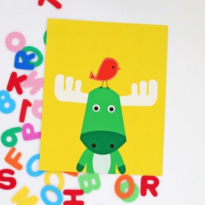 K&ouml;nnte beinhalten: Ein gr&uuml;ner Elch mit gro&szlig;en Geweihen und einem roten Vogel, der auf seinem Kopf sitzt. Der Elch hat gro&szlig;e, runde Augen und eine wei&szlig;e Nase. Der Hintergrund ist gelb.