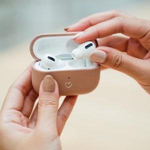 Airpods pro-hoesje schattig geschikt voor gen 1, 2 en 3 - Op maat gemaakte leren airpod-hoes - Valentijnsdagcadeaus voor haar gepersonaliseerd door TheimprintCo