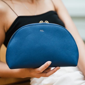 Kulturbeutel mit Monogramm, Reise-Accessoire, Geschenk für Sie, Tech-Beutel, Kulturbeutel aus Saffiano Leder, personalisierbar