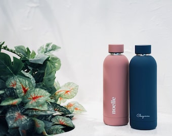 Personalisierte Tumbler Wasserflasche 500ml Edelstahl - Handgemachter Geschenk Freund - Individuelle Thermo Yoga Wasserflasche - Individueller Name Tumbler