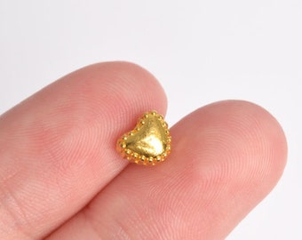 60 cuentas espaciadoras de 6 x 5 mm con forma de corazón de latón en tono dorado (64326-2485)