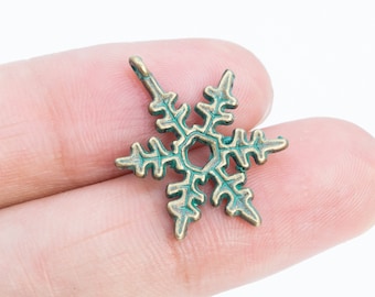 10 Snowflake Charm Green Patina Tone (66556-3371)