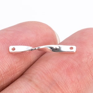 Puede incluir: Barra de plata retorcida con dos agujeros para sujetar los hallazgos de joyería. La barra mide aproximadamente 2,5 cm de largo.
