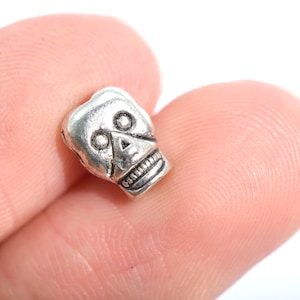 40 pcs 9x6mm Skull Spacer Beads Antique Silver Tone (63337-2394)