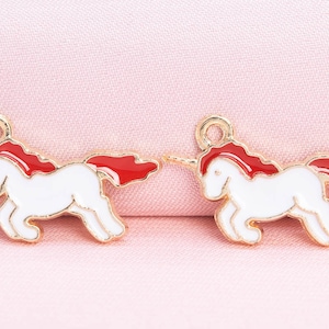 Dije de caballo corriendo esmaltado en tono dorado con esmalte rojo (65438-3285)