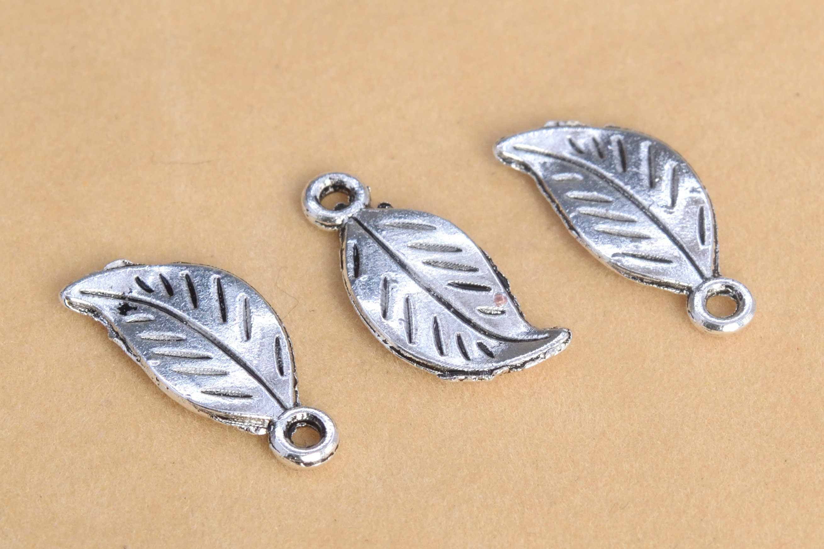 15 breloques feuilles 18 mm coloris argent - La boîte à secrets