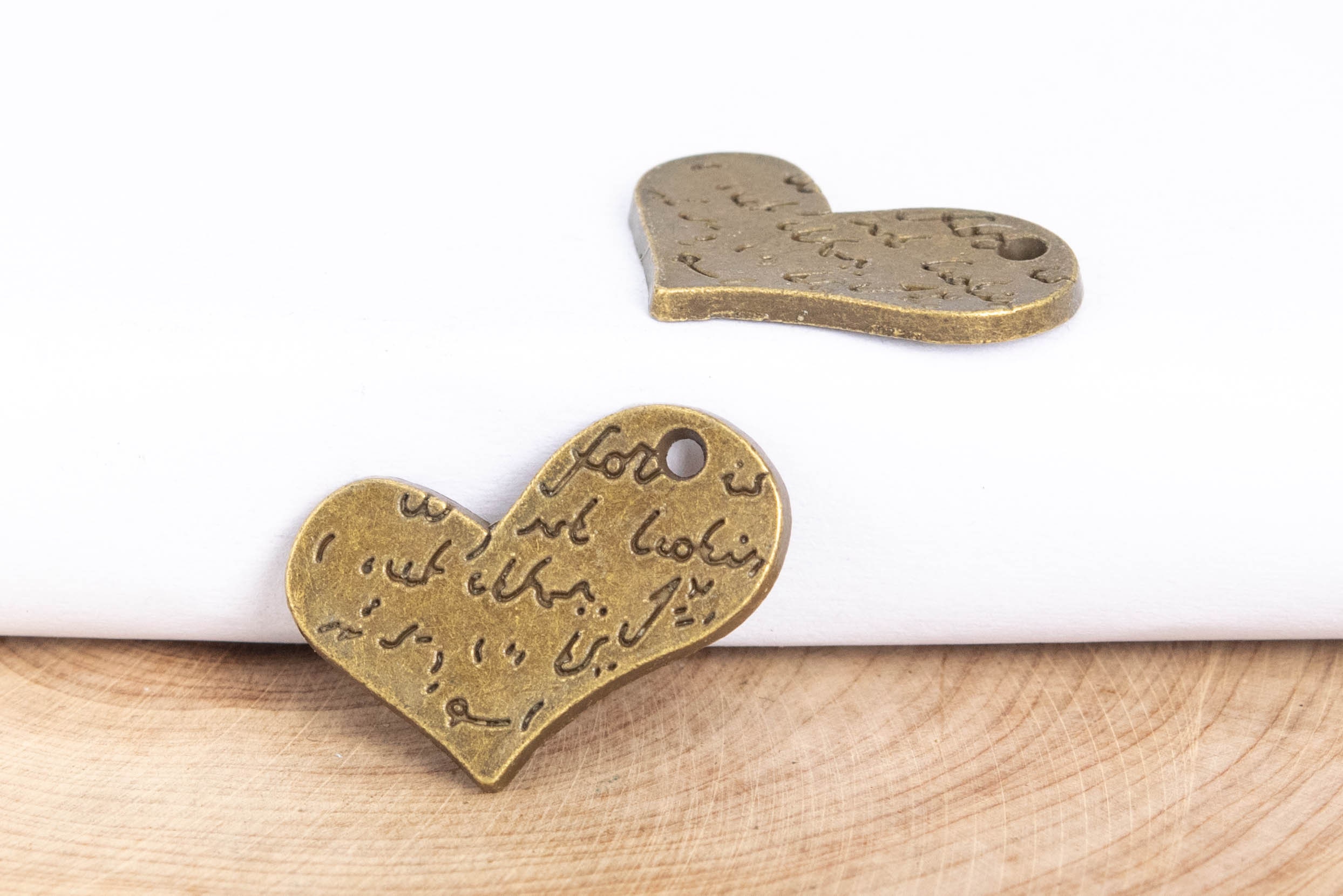 20 Ciondoli A Cuore In Bronzo Antico, Hand-made, 8x9 Mm, Foro 1,5 Mm, Per Gioielli Fai Da Te, Vintage