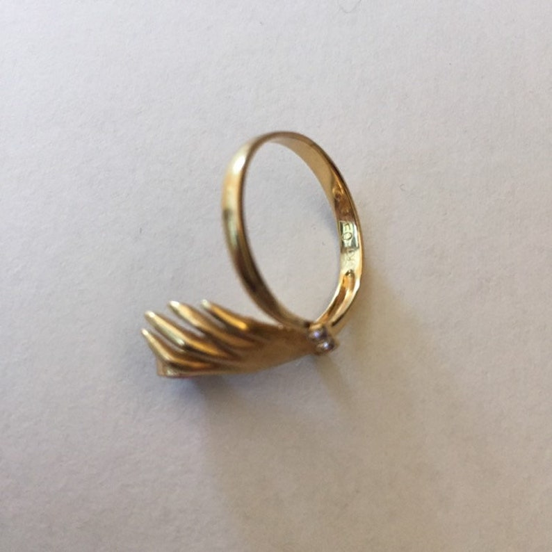 18k yellow gold ring stamped 750 KJ hand holding beveled Etsy
