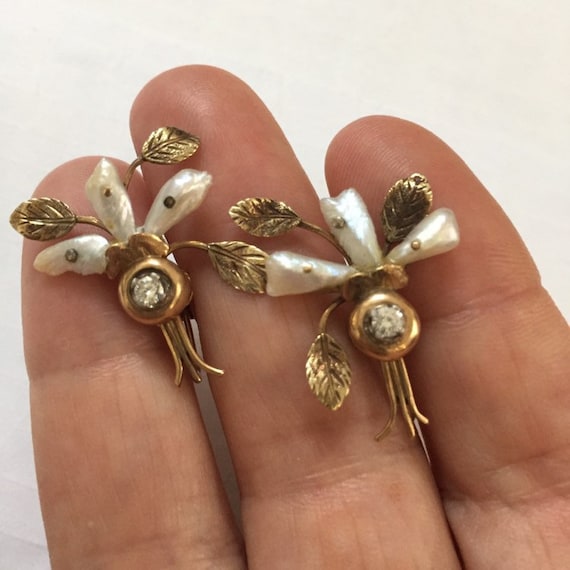 Antique gold and Mississippi pearl screw on earrin