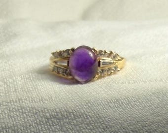 Cabachon amethyst and baguette diamond ring in yellow gold setting