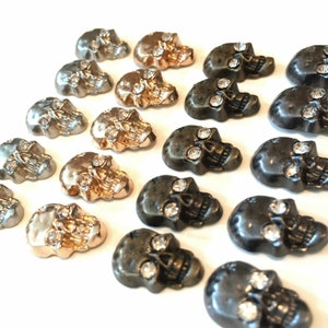13 mm x 50 Stück Totenkopf-Hotfix-Metallnieten zum Aufbügeln mit Diamanten für Schuhe, Gürtel, Kleidung, Kunsthandwerk und Kunstwerke